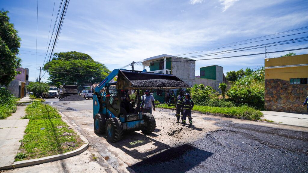 CONTINÚAN TRABAJOS DE ASFALTADO EN IMPORTANTES VÍAS DE SANTA ANA CENTRO