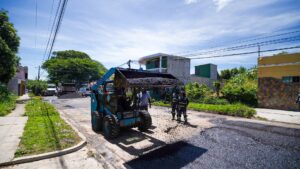CONTINÚAN TRABAJOS DE ASFALTADO EN IMPORTANTES VÍAS DE SANTA ANA CENTRO