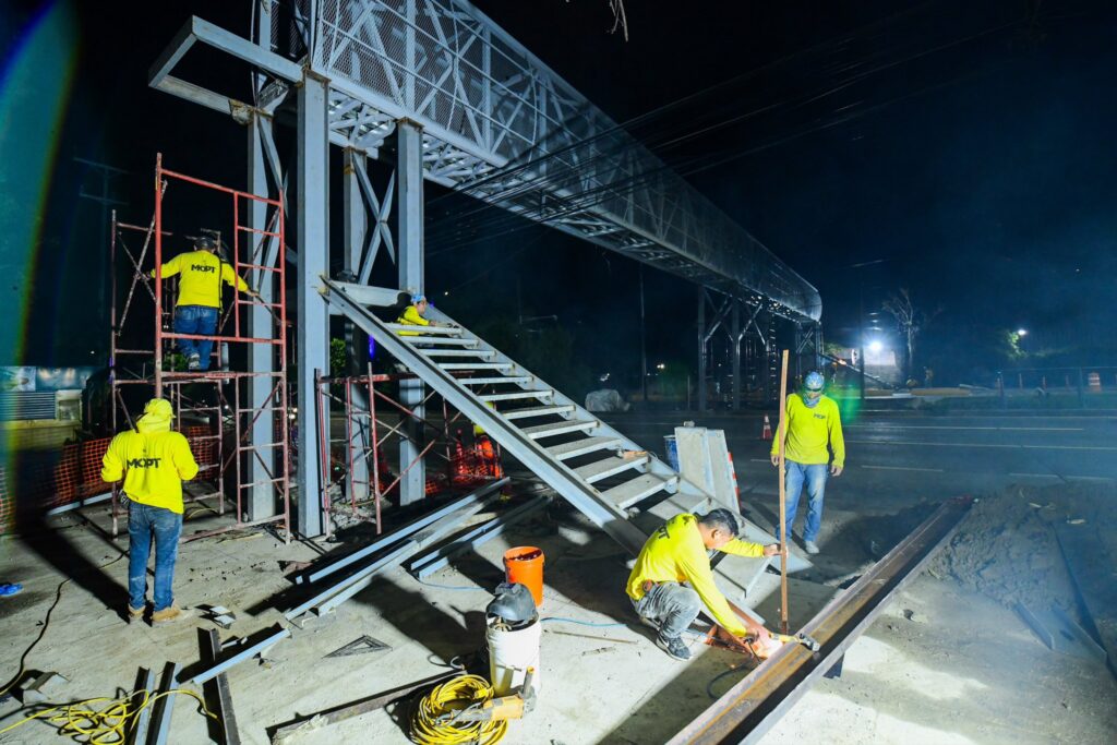 INSTALAN GRADAS DE LA NUEVA PASARELA PEATONAL EN SAN MARCOS