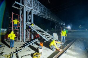 INSTALAN GRADAS DE LA NUEVA PASARELA PEATONAL EN SAN MARCOS