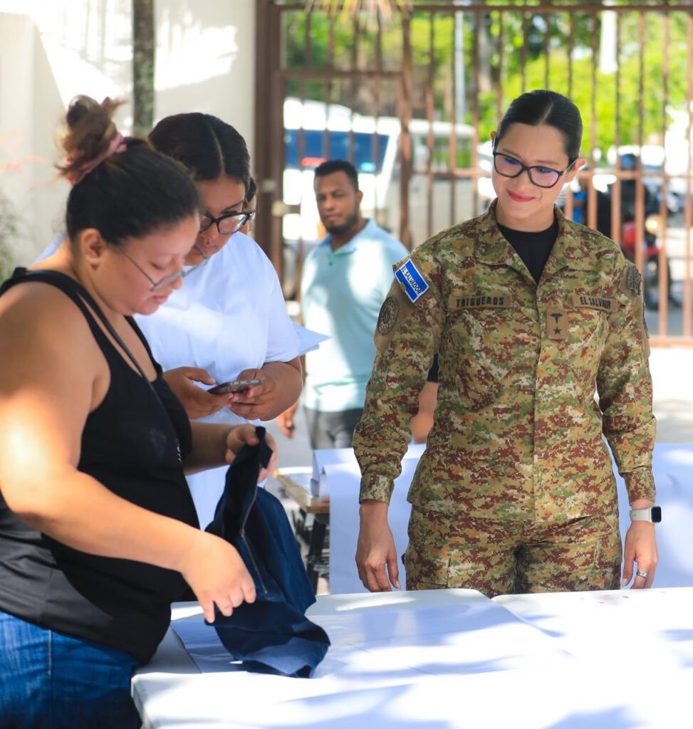 AVANZAN CON EL TALLAJE DE UNIFORMES Y ZAPATOS PARA LOS PAQUETES ESCOLARES 2027