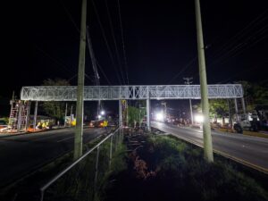 INSTALAN PARTE DE LA ESTRUCTURA DE NUEVA PASARELA EN LA AUTOPISTA A COMALAPA