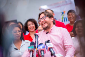 CANDIDATO PRESIDENCIAL VE AL FMLN COMO VEHÍCULO PARA LLEGAR AL PODER