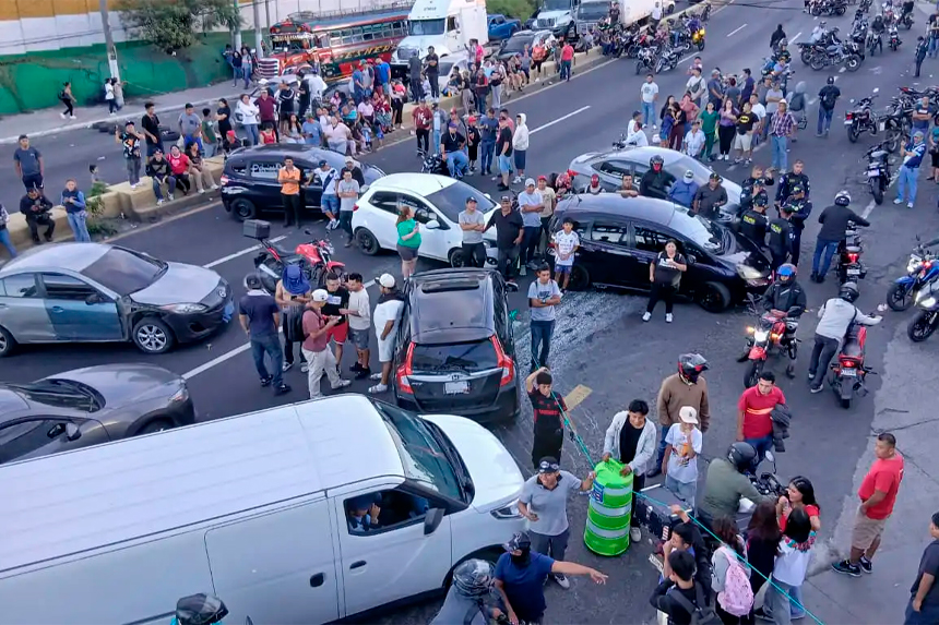 TRAS BLOQUEOS Y PROTESTAS, ARÉVALO ANUNCIA BAJA DE COMBUSTIBLES