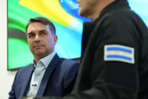 FLÁVIO BOLSONARO CALIFICA DE “INSPIRADOR” EL MODELO DE SEGURIDAD DE EL SALVADOR