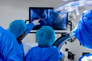 HOSPITAL ROSALES APLICA TÉCNICA MENOS INVASIVA PARA REPARAR FRACTURAS EN LA COLUMNA