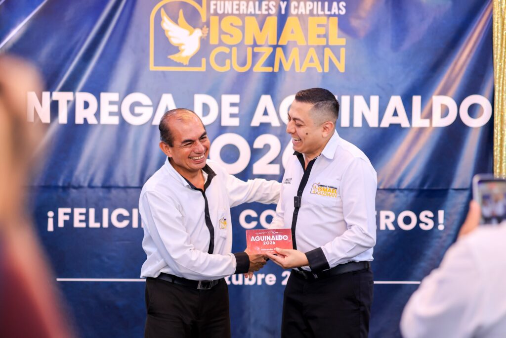 FUNERALES Y CAPILLAS ISMAEL GUZMÁN ENTREGA AGUINALDO A SUS COLABORADORES